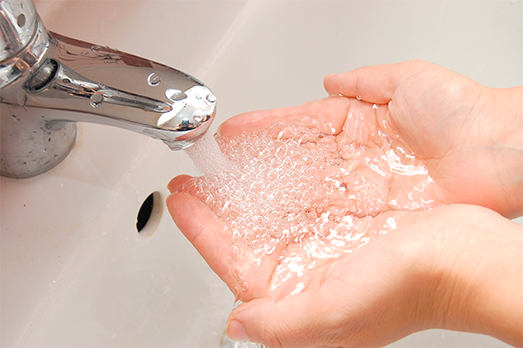 Cierra la llave de agua mientras te lavas las manos y dientes